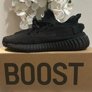 Yeezy 350 V2 in onyx (Black)